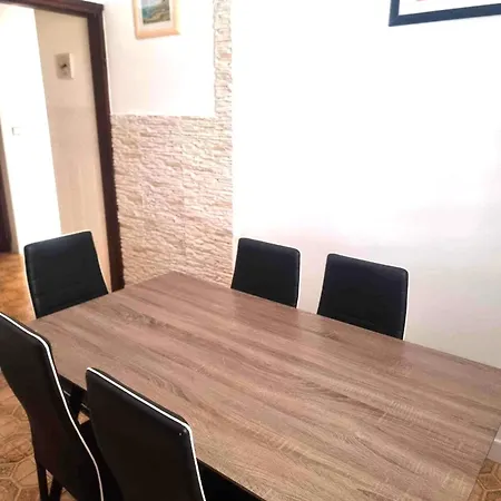 Apartament Din-pula *